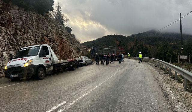 Isparta'da otomobil ile tırın çarpıştığı kazada 3 kişi yaralandı