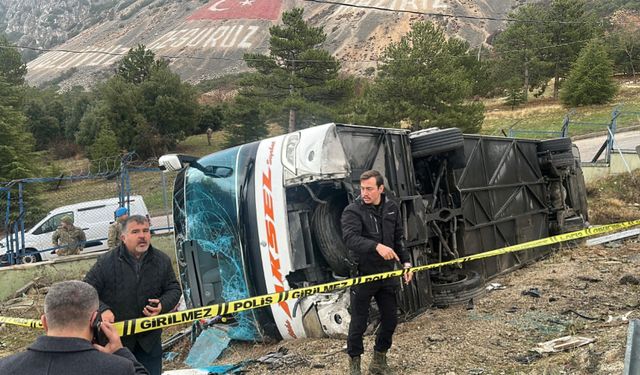 Isparta'da yolcu otobüsünün şarampole devrildiği kazada 1 kişi öldü, 18 kişi yaralandı