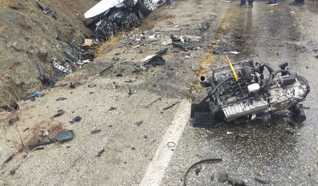 Kahramanmaraş'ta hafif ticari araç ile otomobilin çarpıştığı kazada 10 kişi yaralandı