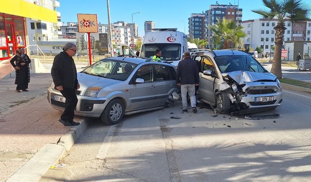 Tarsus'ta park halindeki otomobile çarpan hafif ticari araçtaki 3 kişi yaralandı