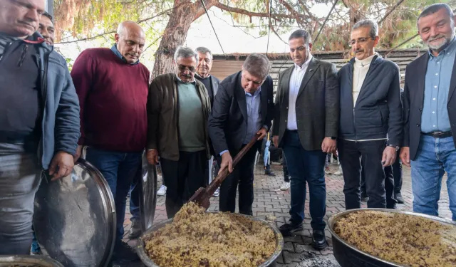 İzmir'de gönüller bir oldu, lokmalar paylaşıldı