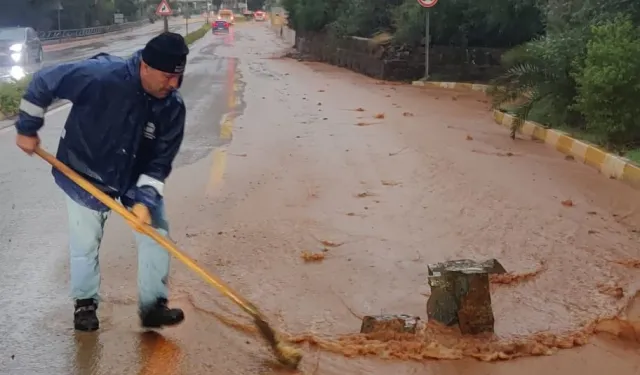 Muğla Marmaris'te ekipler sağanak seferberliğinde