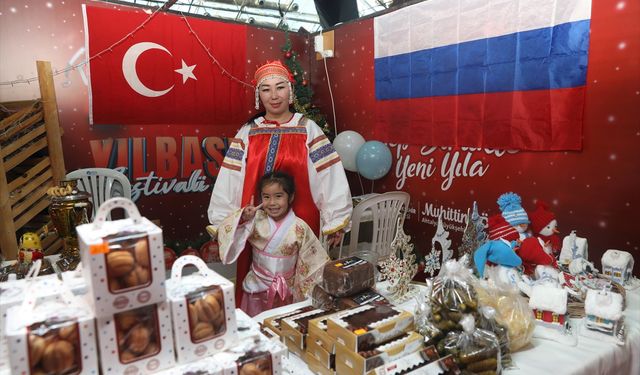 Antalya'da Yılbaşı Festivali'nde yapay kar yağışı etkinliği düzenlendi