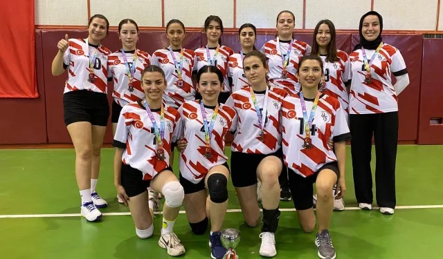 OKÜ Kadın Voleybol Takımı Ünilig’de 3. Oldu