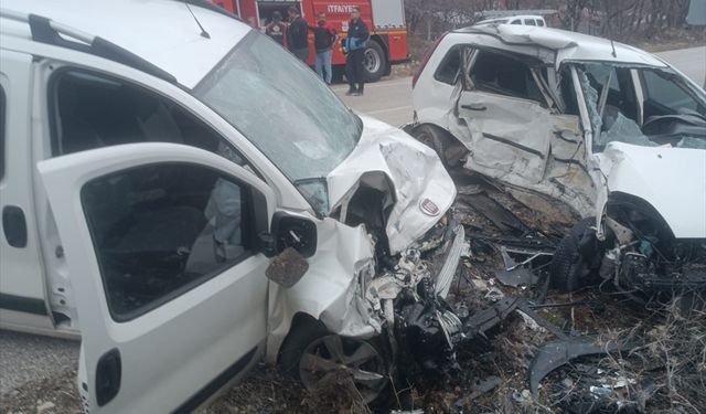 Isparta'da kamyonet ile otomobilin  çarpıştığı kazada 1 kişi öldü, 1 kişi yaralandı