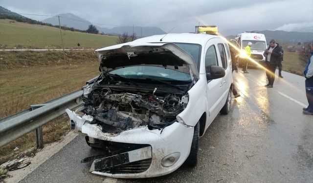 Isparta'da sivil polis aracı ile kamyonetin çarpıştığı kazada 2 polis memuru yaralandı