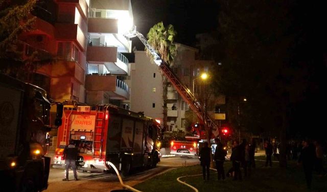 Antalya’da ev yangını apartman sakinlerini sokağa döktü