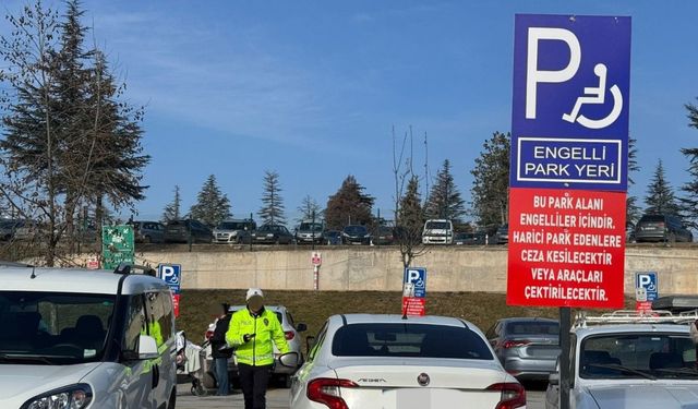 Engelliler için park yerlerine ve rampalara park eden 24 sürücüye ceza yazıldı