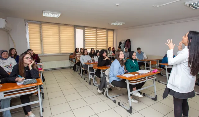 Bursa Büyükşehir, üniversite adaylarının yanında
