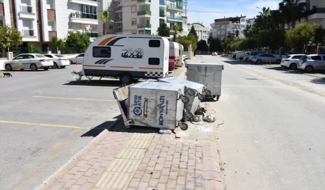 Antalya'da kuvvetli rüzgar etkili oldu