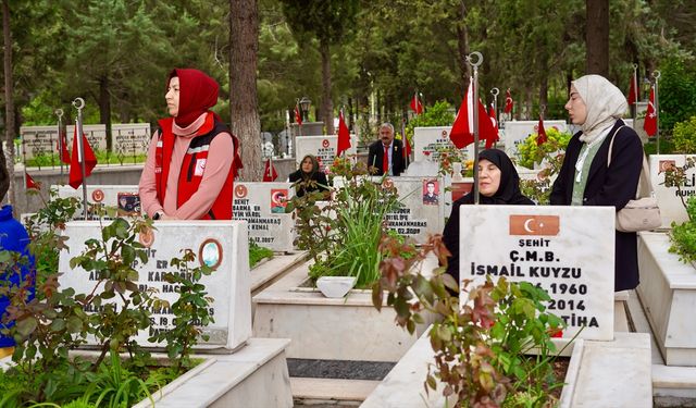 Gaziantep ve çevre illerde Ramazan Bayramı arifesinde mezarlıklar ziyaret edildi