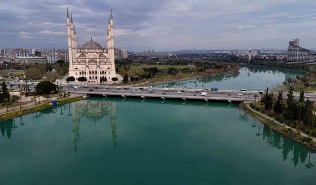 Merkez Camii, ihtişamı ve şifreleriyle dikkat çekiyor