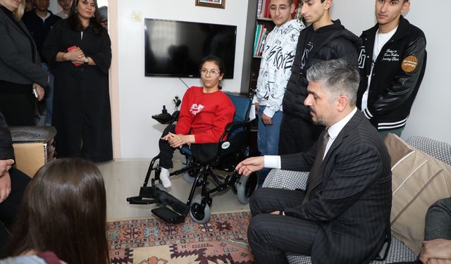 Sınıf arkadaşları yürüme engelli Sinem'e elektrikli sandalye hediye etti