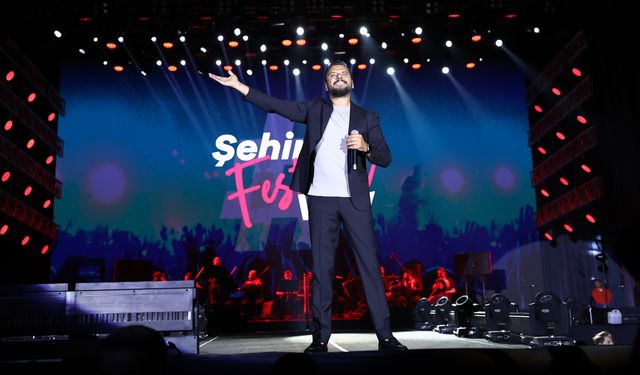 Şarkıcı Alişan Adana'da konser verdi