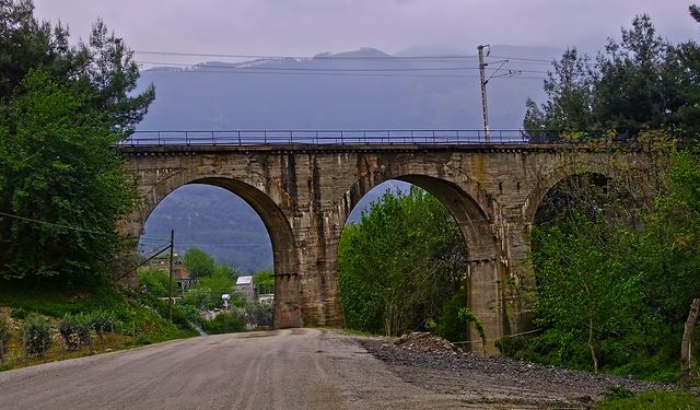 Osmaniye'de Tarihi Köprü Zamana Direniyor