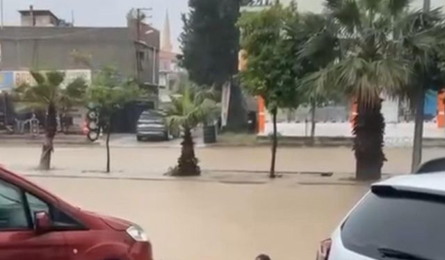 Adana’da yağmur hayatı felç etti: Kimi yüzdü kimi mahsur kaldı