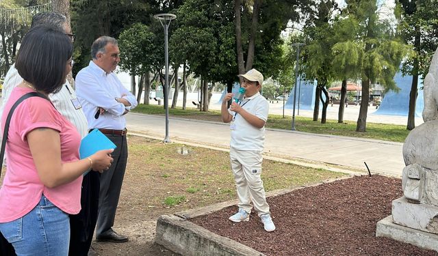 Antalya'da "küçük rehberler" turistlere kentin simgelerini tanıtıyor