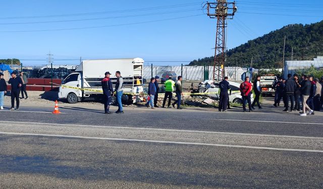 Mersin'de kamyonetle otomobilin çarpışması sonucu 1 kişi öldü, 6 kişi yaralandı