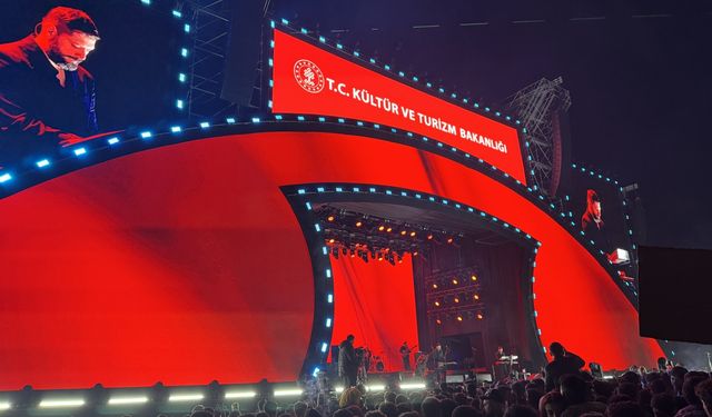 "Sakiler" müzik grubu, Uluslararası Portakal Çiçeği Karnavalı'nda konser verdi