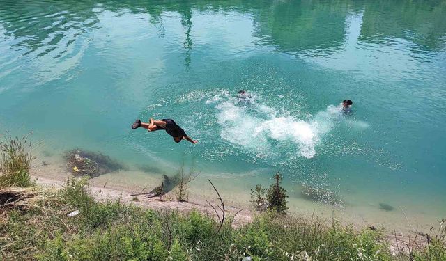 Adana’da havalar ısındı fırıncılar soğuk suyla, gençler yüzerek serinlemeye çalışıyor
