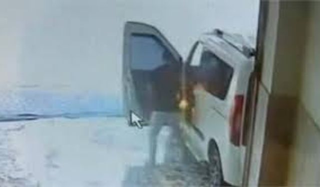 Mersin'de taşınabilir şarj cihazının alev alması güvenlik kamerasında