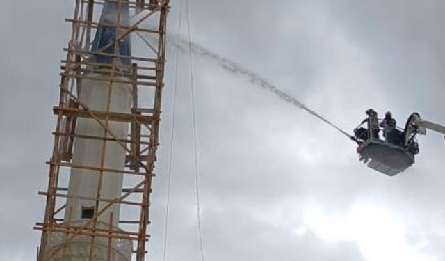 Sincan’da Cami Minaresine Yıldırım Düştü