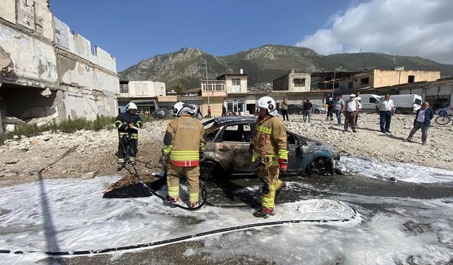 Antakya'da park halindeki otomobil yandı