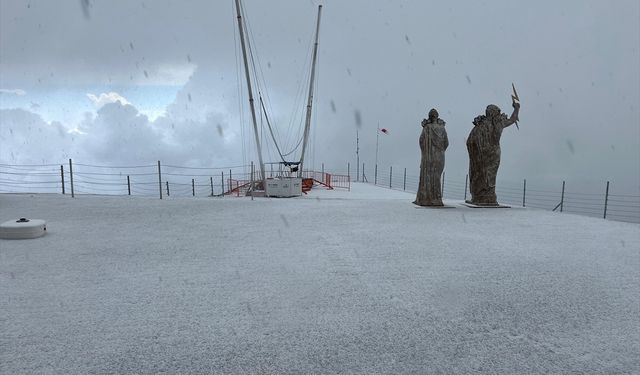 Antalya'daki Tahtalı Dağı'nın zirvesi beyaza büründü