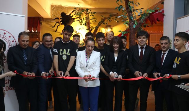 Burdur'da lise öğrencileri okullarında geri dönüşüm koridoru oluşturdu