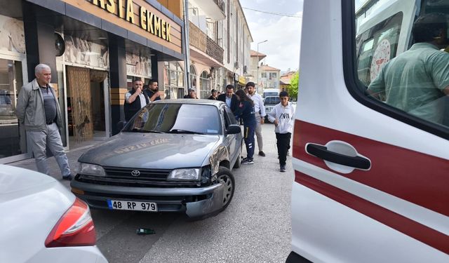 Burdur'da otomobille çarpışan elektrikli motosikletteki 2 kişi yaralandı