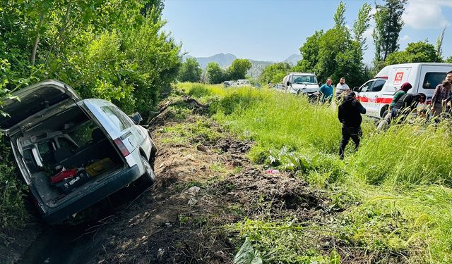 Burdur'da şarampole devrilen hafif ticari araçtaki 2 kişi yaralandı