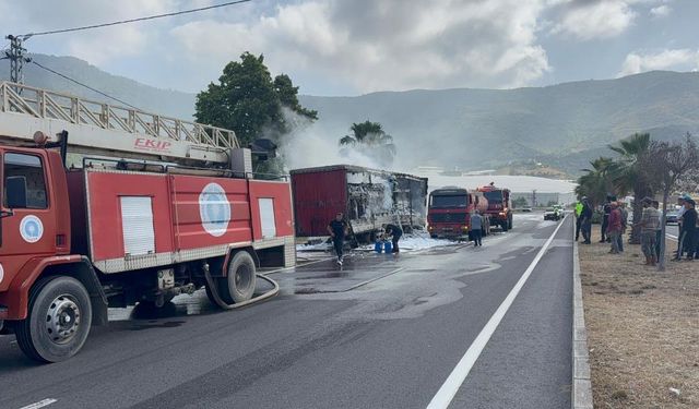 Alev Alev Yanan Tırı Sürücü Kurtardı