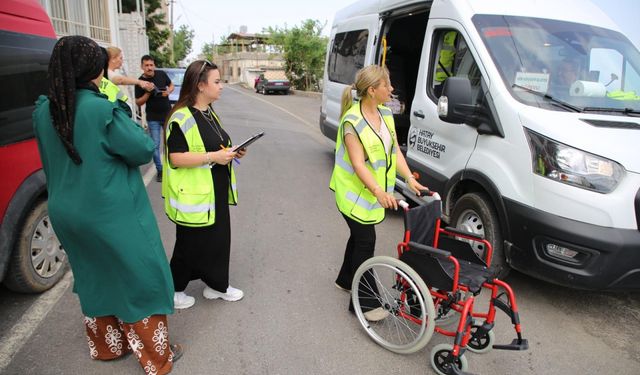 Hatay'da engelli bireylere tekerlekli sandalye hediye edildi