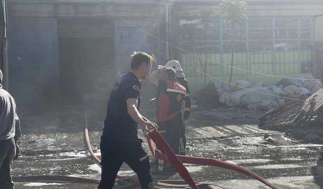 Isparta'da bir oyuncak deposu çıkan yangında hasar gördü