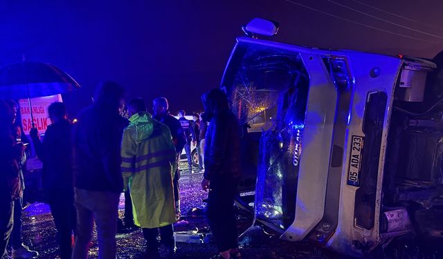 Kahramanmaraş'ta düzensiz göçmenleri taşıyan minibüs devrildi, 1 kişi ölü, 22 kişi yaralandı