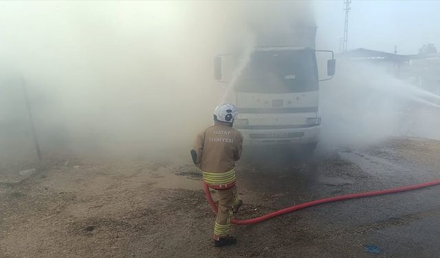 Kırıkhan'da saman yüklü tırda çıkan yangın söndürüldü