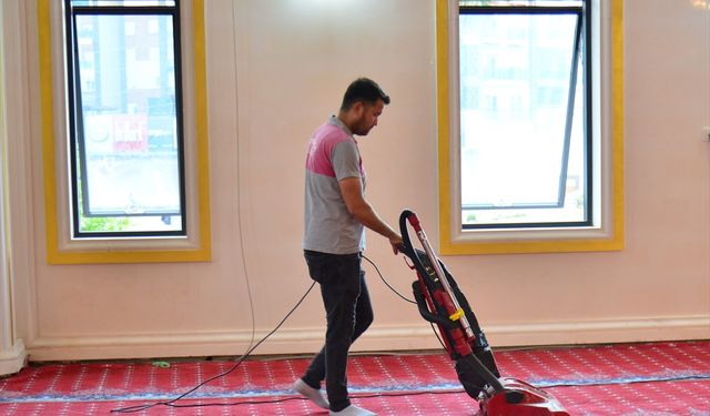 Kumluca'da  camilerde bayram temizliği yapılıyor