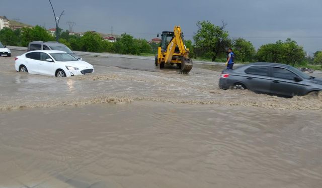 Malatya'da Sağanak Yağış Hayatı Felç Etti