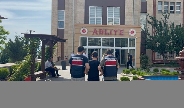 Motosikletin arkasına bağladığı köpeği metrelerce sürükledi