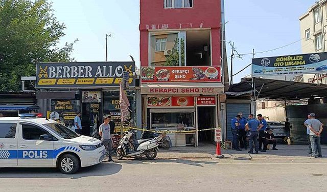 Adana'da annesini bıçakla öldüren şüphelinin olay yerine gelişi kamerada