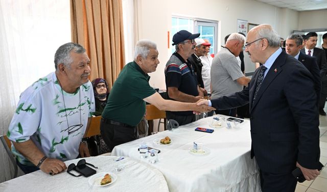 Adana Valisi Yavuz Selim Köşger huzurevi sakinlerini ziyaret etti