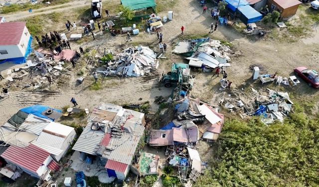 Adana'da deniz ve nehir kıyılarında kaçak yapılaşmayla mücadele sürüyor