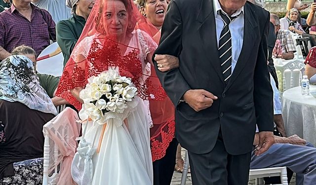 Adana'da huzurevinde tanışan çift evlendi