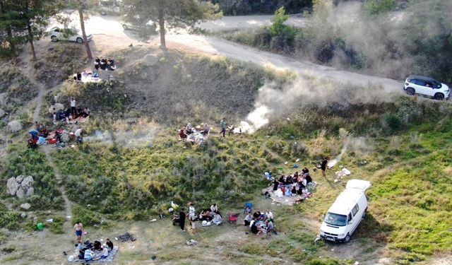 Adana'da piknikçiler orman yangınlarına karşı dronla uyarıldı