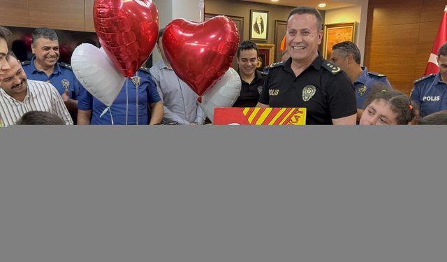 Adana'da tekerlekli sandalyesi kırılan kadına polislerden destek