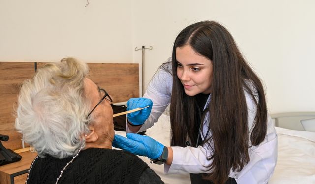 Antalya Evde Sağlık Hizmetleri ekibi huzurevi ziyareti gerçekleştirdi