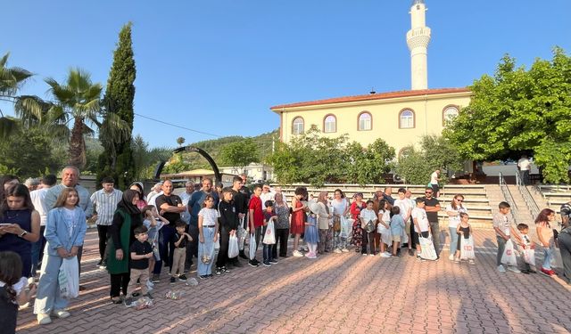 Antalya'da yıllardır aynı geleneği yaşatan mahalle sakinleri cami avlusundaki çocuklara şeker dağıttı