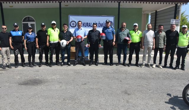Bozyazı'da motosiklet sürücülerine kask hediye edildi
