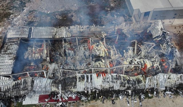GÜNCELLEME - Mersin'de pamuk deposunda çıkan yangın kontrol altında