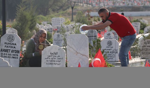 Hatay'da bayramın ilk günü Narlıca Deprem Mezarlığı ziyaret edildi